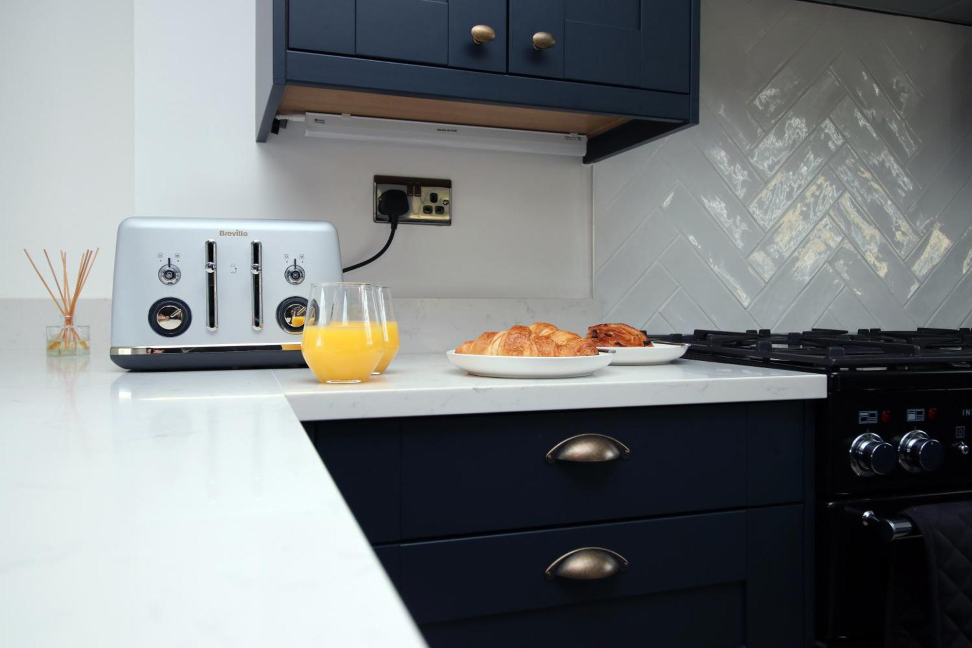 Stylish Home In Bath With Driveway Parking, 10Min From City Экстерьер фото