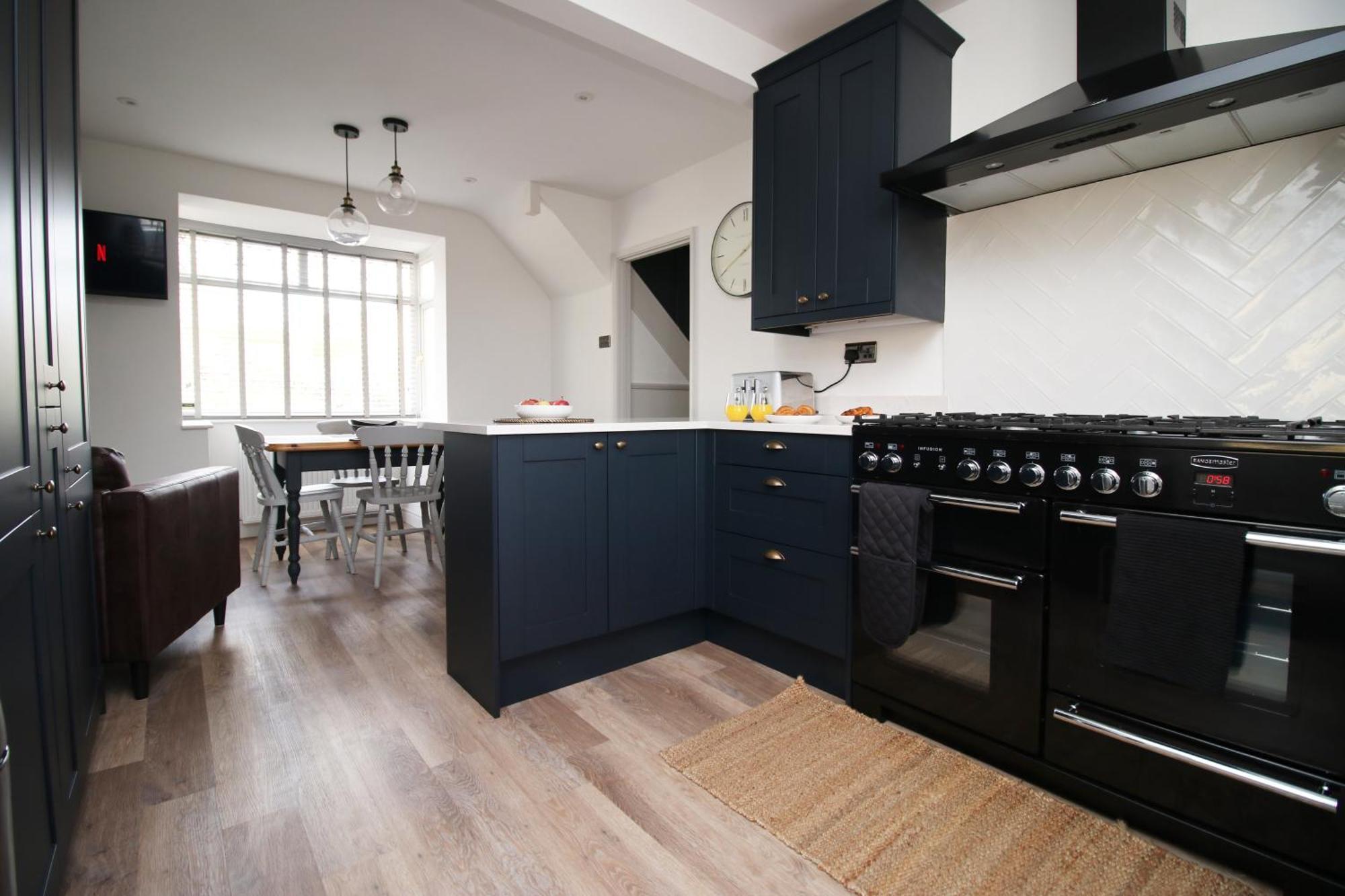 Stylish Home In Bath With Driveway Parking, 10Min From City Экстерьер фото